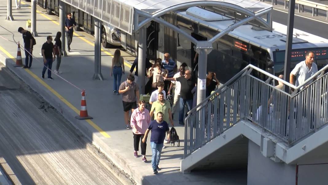 Bakırköy'de 'Beyaz yol' trafiği! Uzun araç kuyrukları oluştu 2